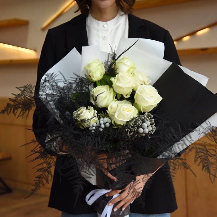 Букет из роз "Черно-белая магия"