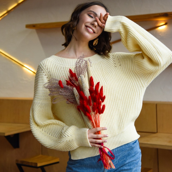 Букет із сухоцвітів червоний