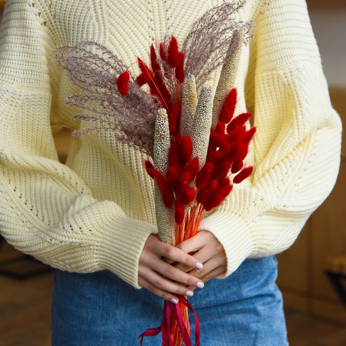Букет із сухоцвітів червоний