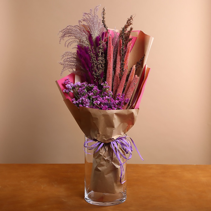 Букет із сухоцвітів фуксія