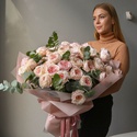 Букет из 35 пионовидных роз Тсумуги