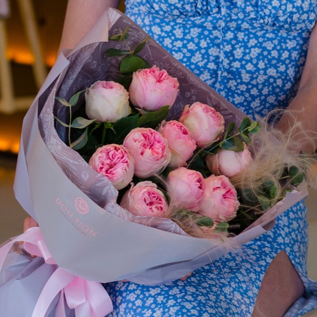 Букет из садовых роз с эвкалиптом