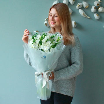 Букет з 19 білих фрезій