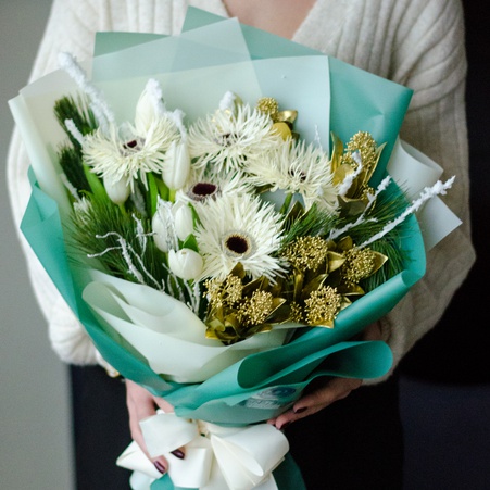 Букет з тюльпанами та герберою "Зимовий шарм"