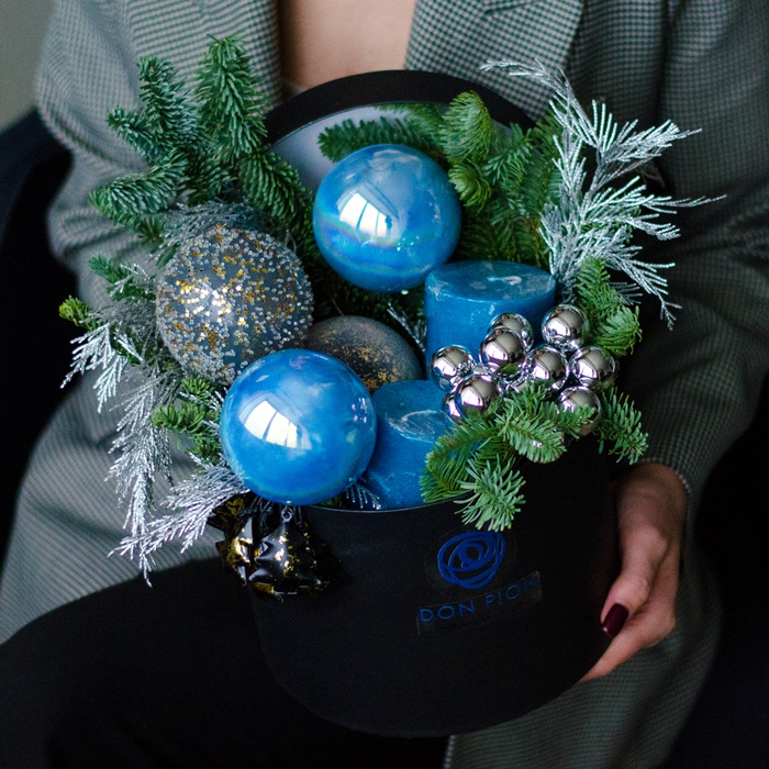 Новорічна композиція з іграшками "Блакитний блиск"