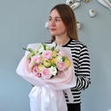 Букет з трояндою, фрезією та ранункулюсом "Весняний дотик"