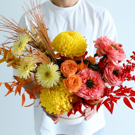 Квіти в коробці "Сонячна гармонія гербери, троянди та хризантеми"