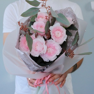 Букет 7 ранункулюсів з евкаліптом