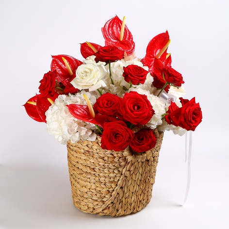 Квіти в кошику "Полум’яні обійми"