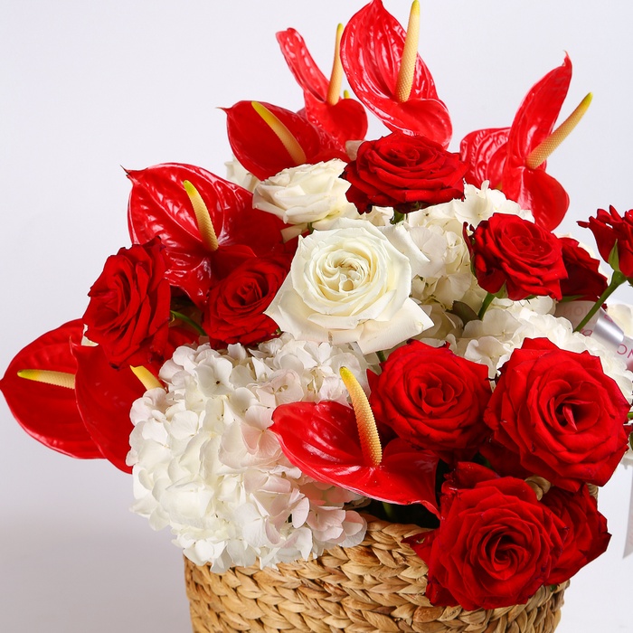 Квіти в кошику "Полум’яні обійми"