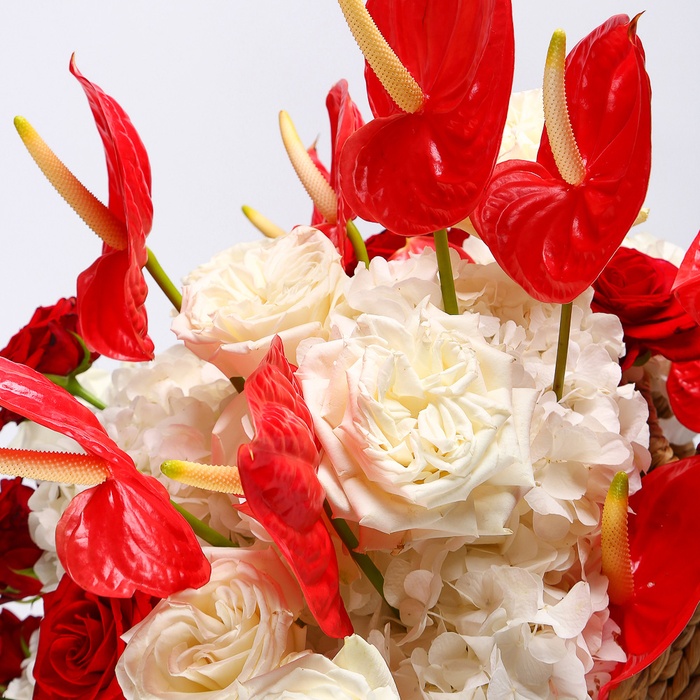 Квіти в кошику "Полум’яні обійми"