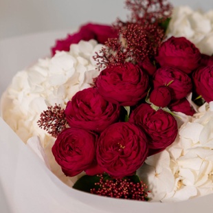 Букет з гортензії та троянд "Романтика контрастів"