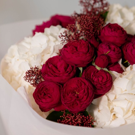 Букет из гортензии и роз "Романтика контрастов"