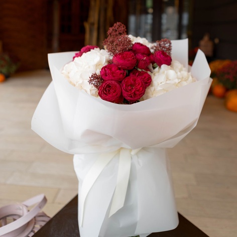 Букет з гортензії та троянд "Романтика контрастів"