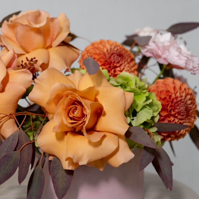 Квіти в коробці "Яскравий комплімент"