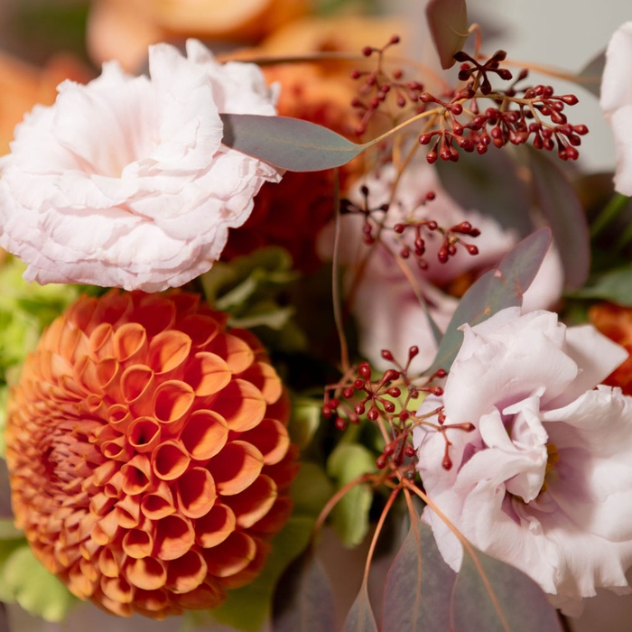 Квіти в коробці "Яскравий комплімент"