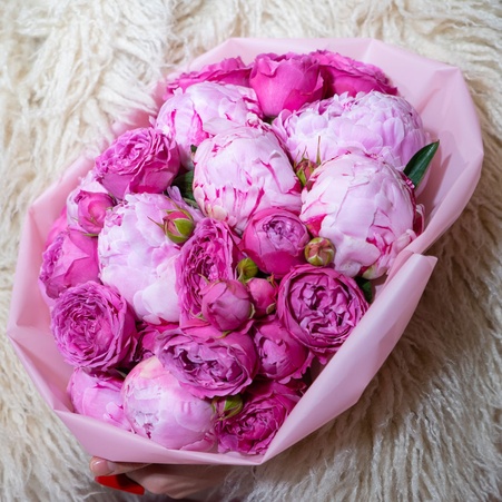 Букет из пиона и роз "Сладкая романтика"