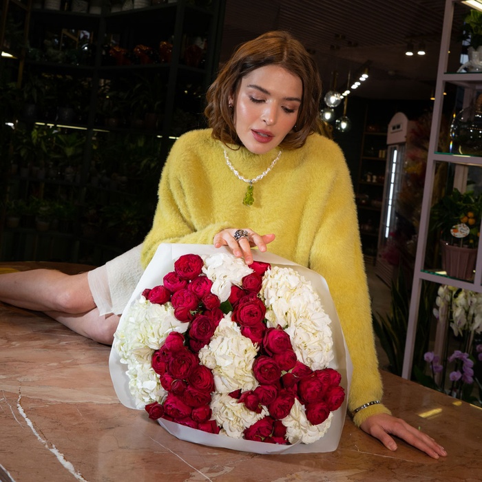 Букет из гортензии и роз "Нежность и страсть"