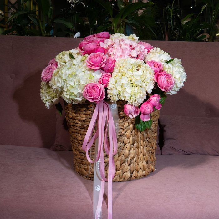 Корзина с гортензиями и розами "Ароматные признания"