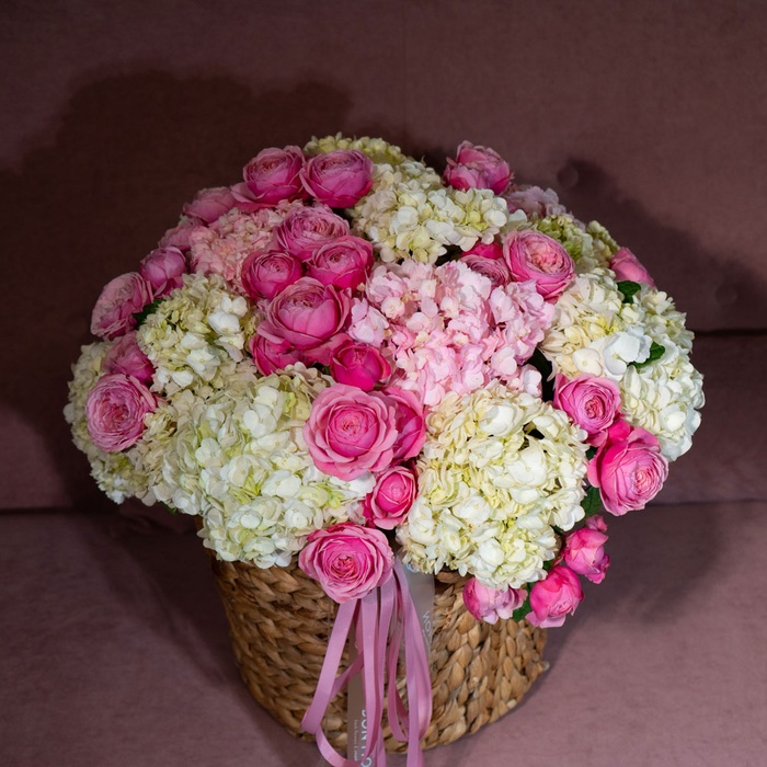 Корзина с гортензиями и розами "Ароматные признания"