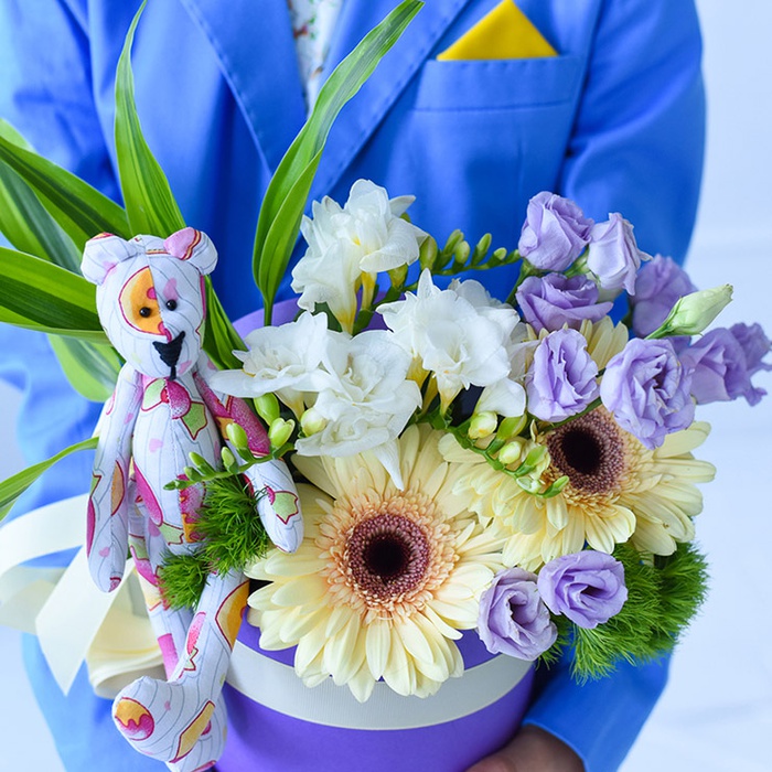 Цветы в коробке с игрушкой "Мишка в цветах"