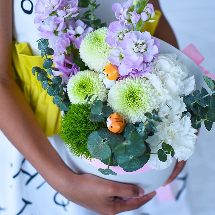 Квіти в коробці з котиками