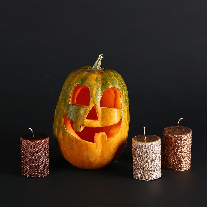 Композиция из вырезанной тыквы и свечей