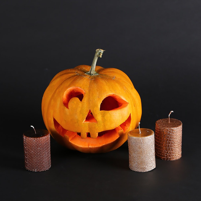 Композиция из вырезанной тыквы и свечей