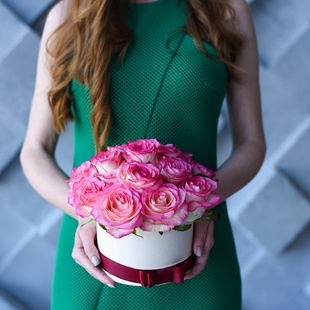 Цветы в коробке розы "Джумилия"