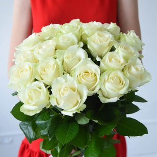 Букет 21 белая роза Аваланч