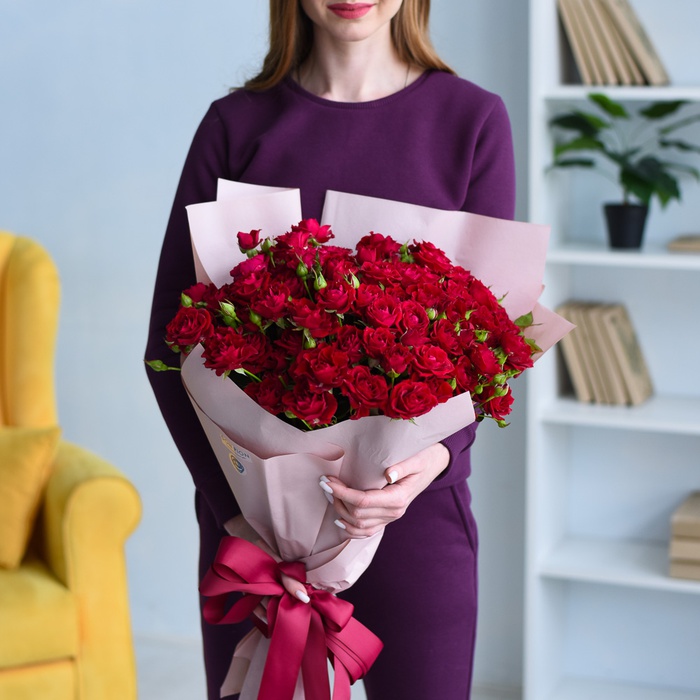 Букет из 21 кустовой розы Ивет