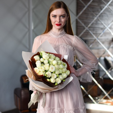 Букет з 15 гілок кущової троянди Сноу Волд