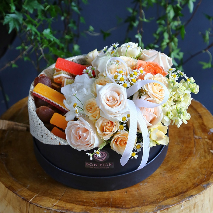 Цветы в коробке с мармеладом