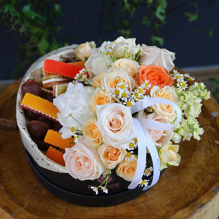 Цветы в коробке с мармеладом