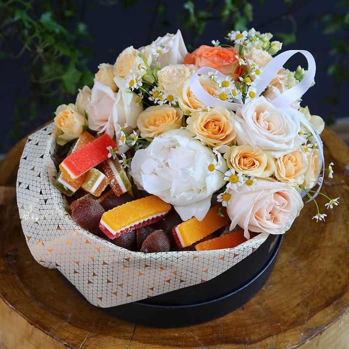 Цветы в коробке с мармеладом