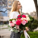 Букет 31 троянда "Мить кольорових емоцій"