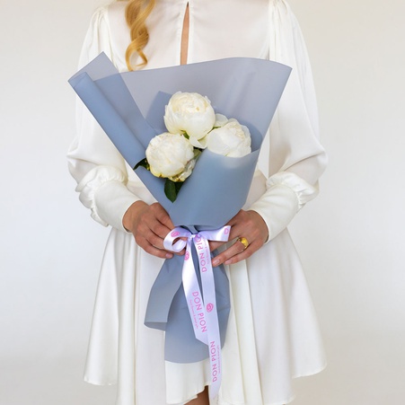 Букет 3 білих півонії