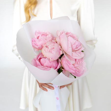 Букет из 5 розовых пионов