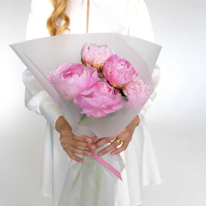 Букет 7 розовых пионов