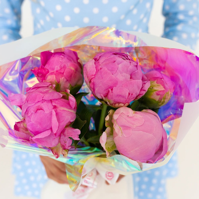 Букет 5 ярко-розовых пионов