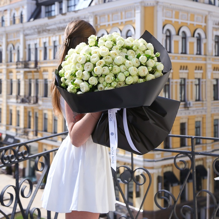 Букет з 21 гілки кущової троянди Сноу Волд