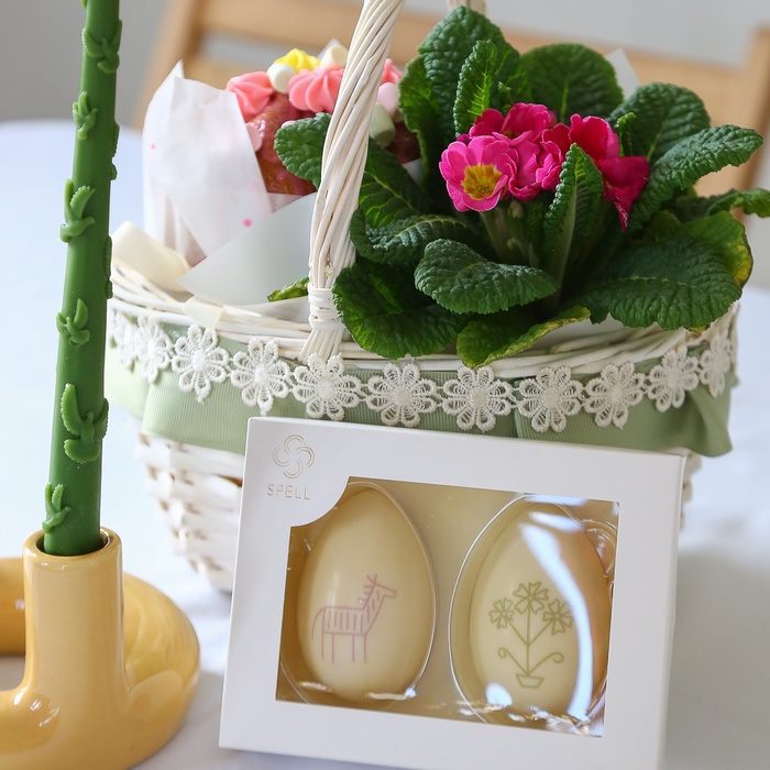 Подарунковий набір з квітами "Світла таємниця Великодня"