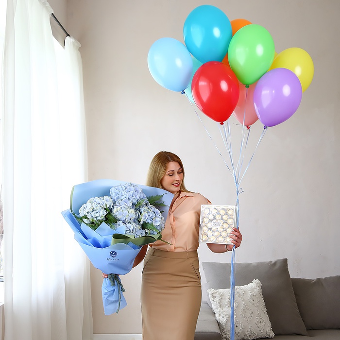 Подарунковий набір з букета гортензій, кульок і коробки цукерок