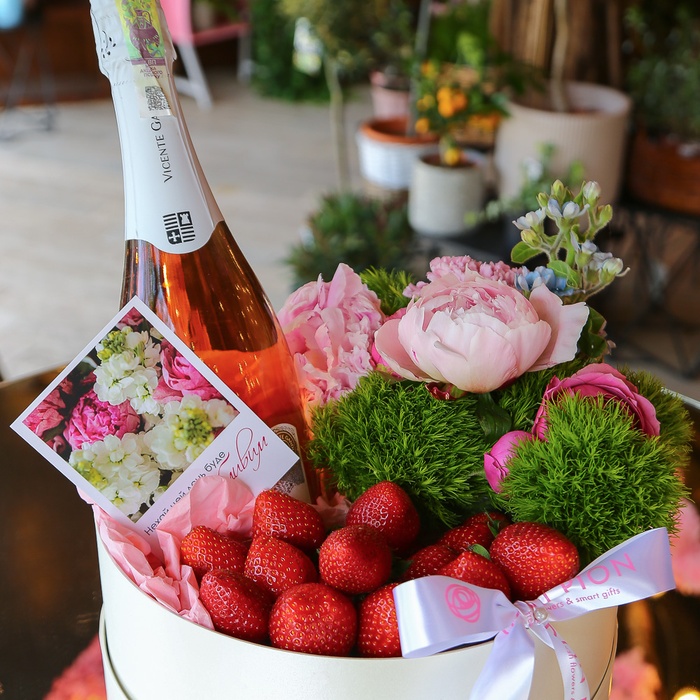 Подарунковий набір з квітами і сезонними ягодами "Смак літа"