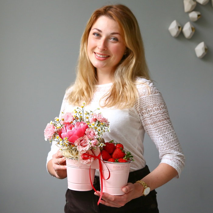 Подарунковий набір з квітами і сезонними ягодами "Смак літа"