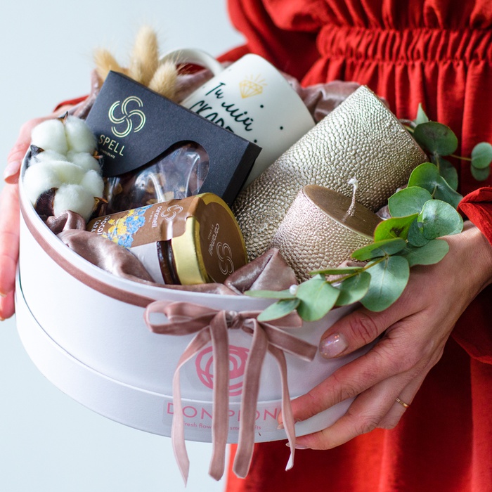 Подарочный набор со сладостями, свечами и чашкой