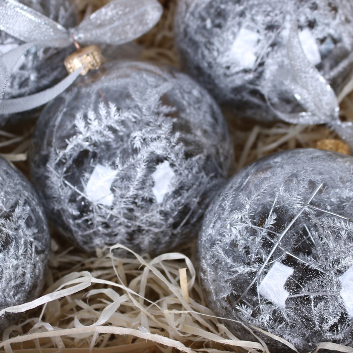 Подарунковий набір з ялинковими кулями "Срібний плюмозус"