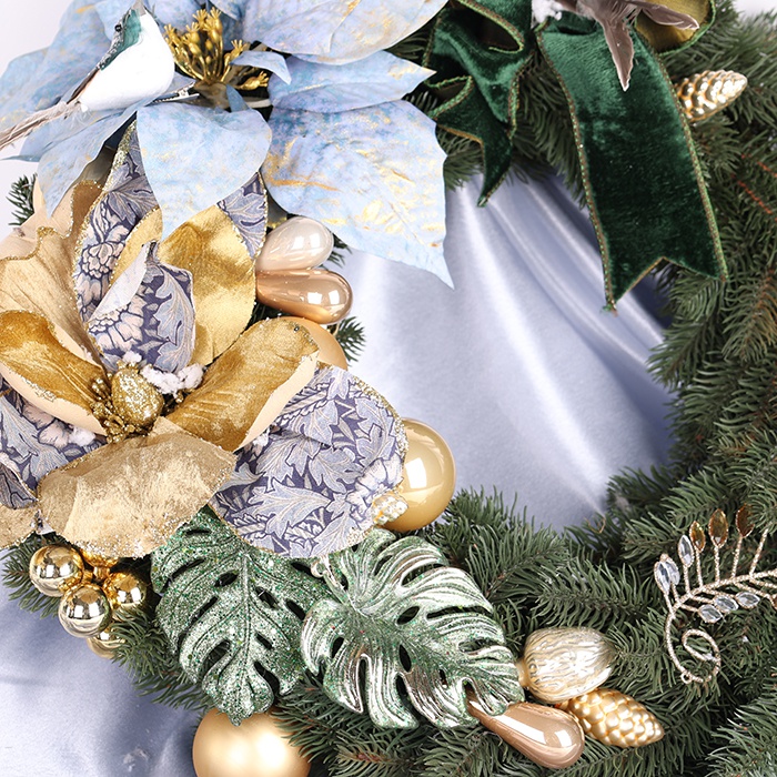 Новогодний венок "Голубая пуансетия"