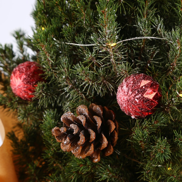 Ялинка коніка в горщику з гірляндою