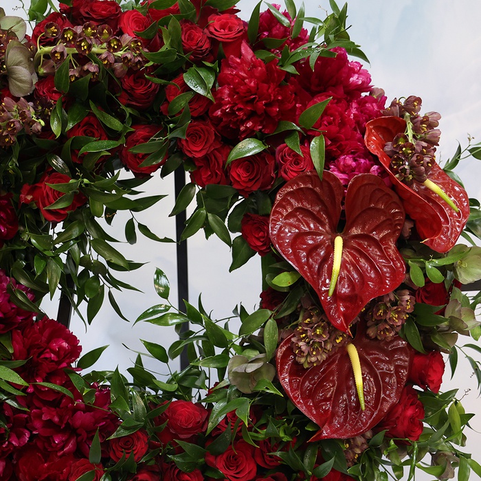 Траурный венок в бордовых тонах "Круг скорби"